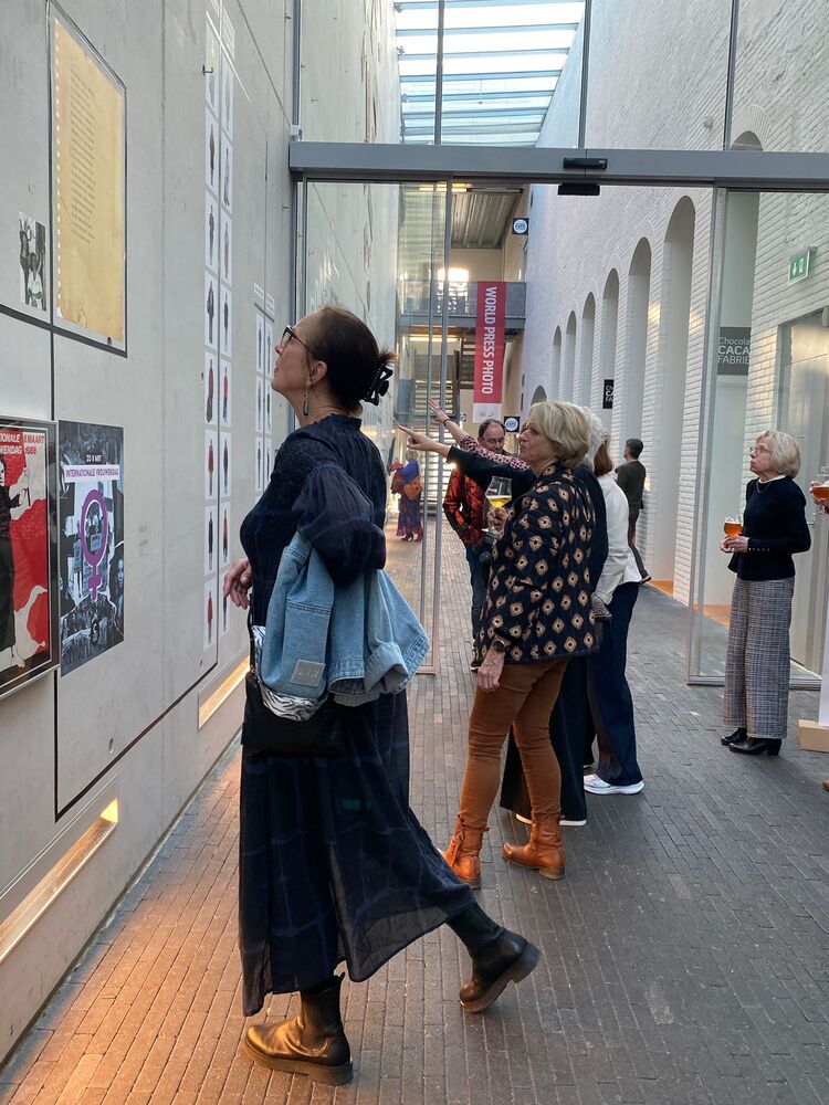 Lichtstraat expositie Verzet zit in de Vezels geopend op Internationale Vrouwendag.